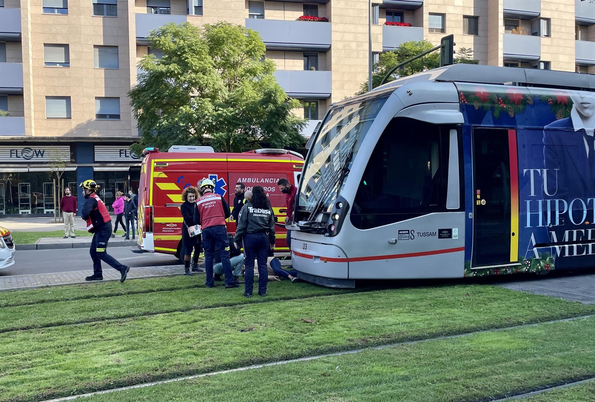 Herida una mujer tras ser atropellada por el Metrocentro de Sevilla en la rotonda de Carlos V - EDUARDO BRIONES-EUROPA PRESS