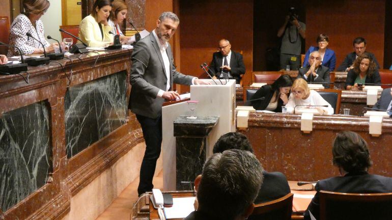 Oscar Urralburu, refiriéndose al presidente López Miras, durante su intervención en la Asamblea.