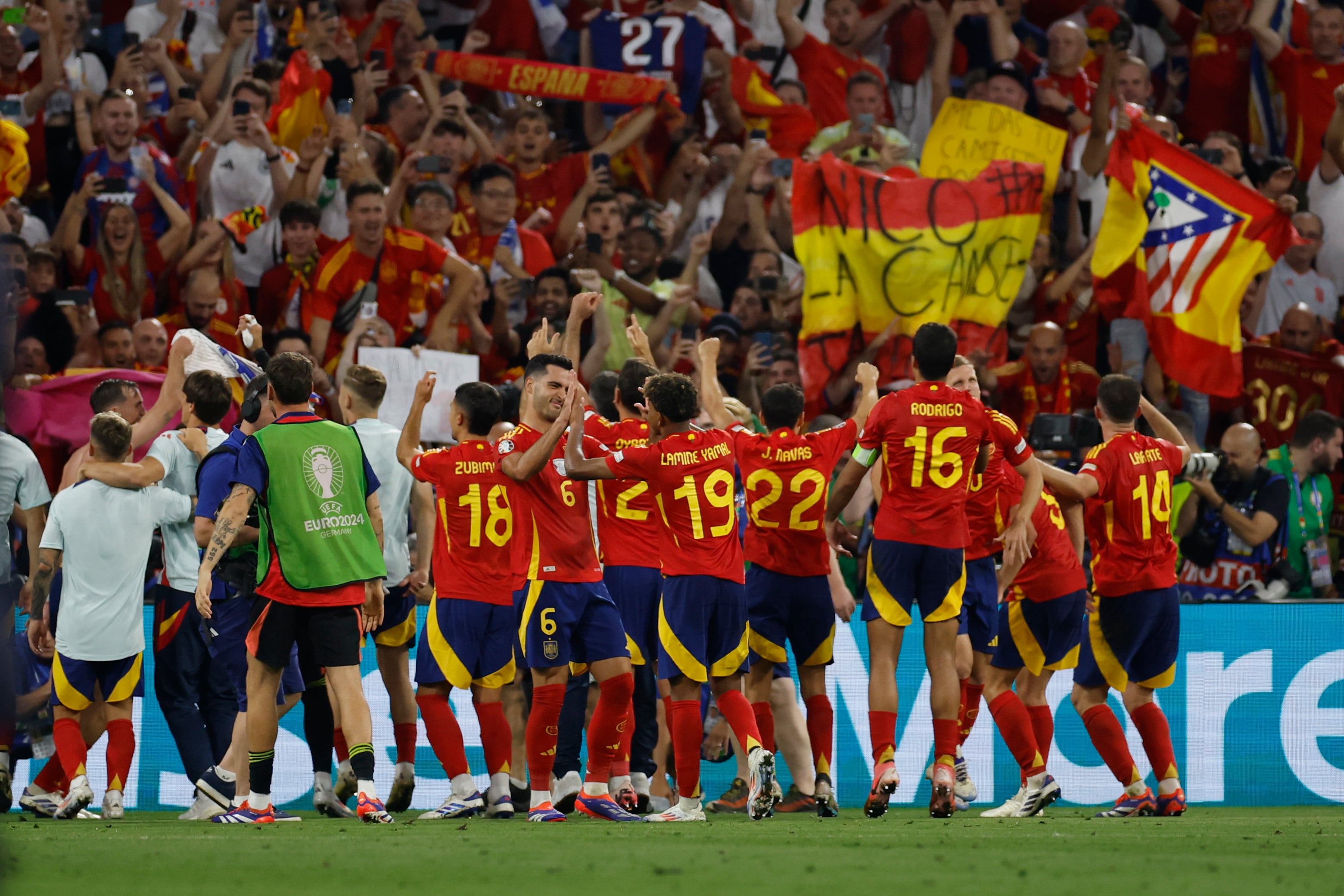 MÚNICH (ALEMANIA), 09/07/2024.- Los jugadores de la selección española celebran su pase a la final tras derrotar a la selección de Francia durante el partido de semifinales de la Eurocopa de fútbol que España y Francia han disputado este martes en Múnich. EFE/Alberto Estevez.
