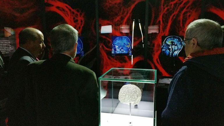 Inauguración de la exposición sobre magia y ciencia de La Caixa en Granada con el alcalde de Granada, a la izquierda; responsables de la entidad; y el Mago Migue, a la derecha