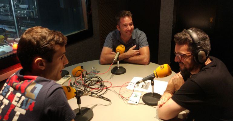 El entrenador del Club de Squash de Tres Cantos, Agustín Castro Cobos, y el capitán del equipo, Sergio García en Hoy por Hoy Madrid Norte