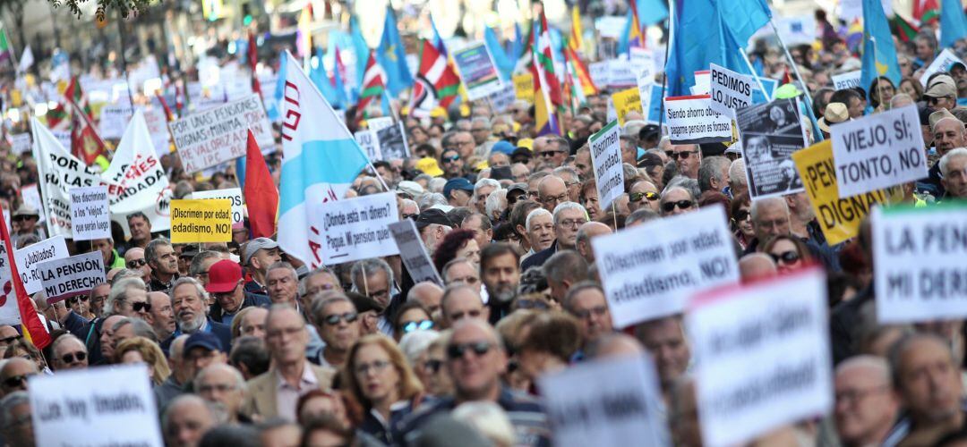 Asistentes a la manifestación en defensa de las pensiones  