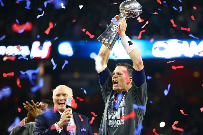 Tom Brady, con el título de campeón