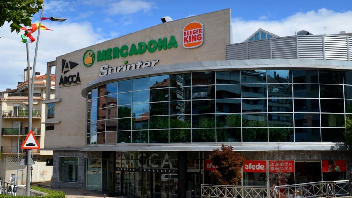 Condenada por utilizar a sus dos hijos menores para robar un Papá Noel en un centro comercial de Calahorra