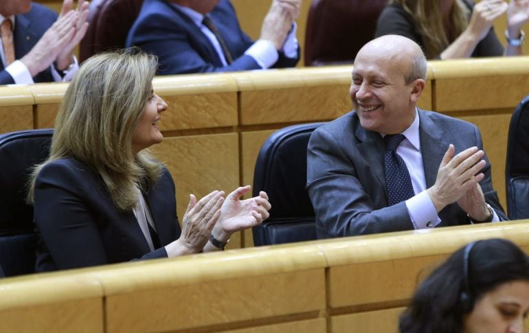 GRA309. MADRID, 11/11/2014.- Los ministros de Educación, José Ignacio Wert (d) y de Empleo y Seguridad Social, Fátima Báñez, durante la sesión de control al Gobierno celebrada esta tarde en el Senado. EFE/Zipi