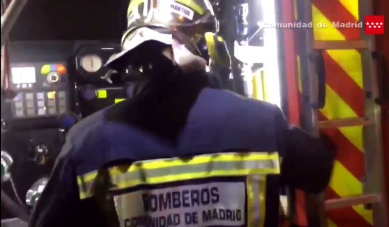 Los bomberos tuvieron que extinguir las llamas para evitar que se extendieran a la estructura de la nave