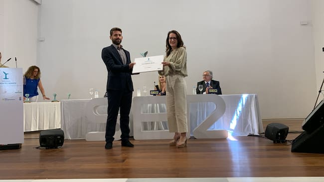 Lino Camprubí, recogiendo su premio Losada Villasante