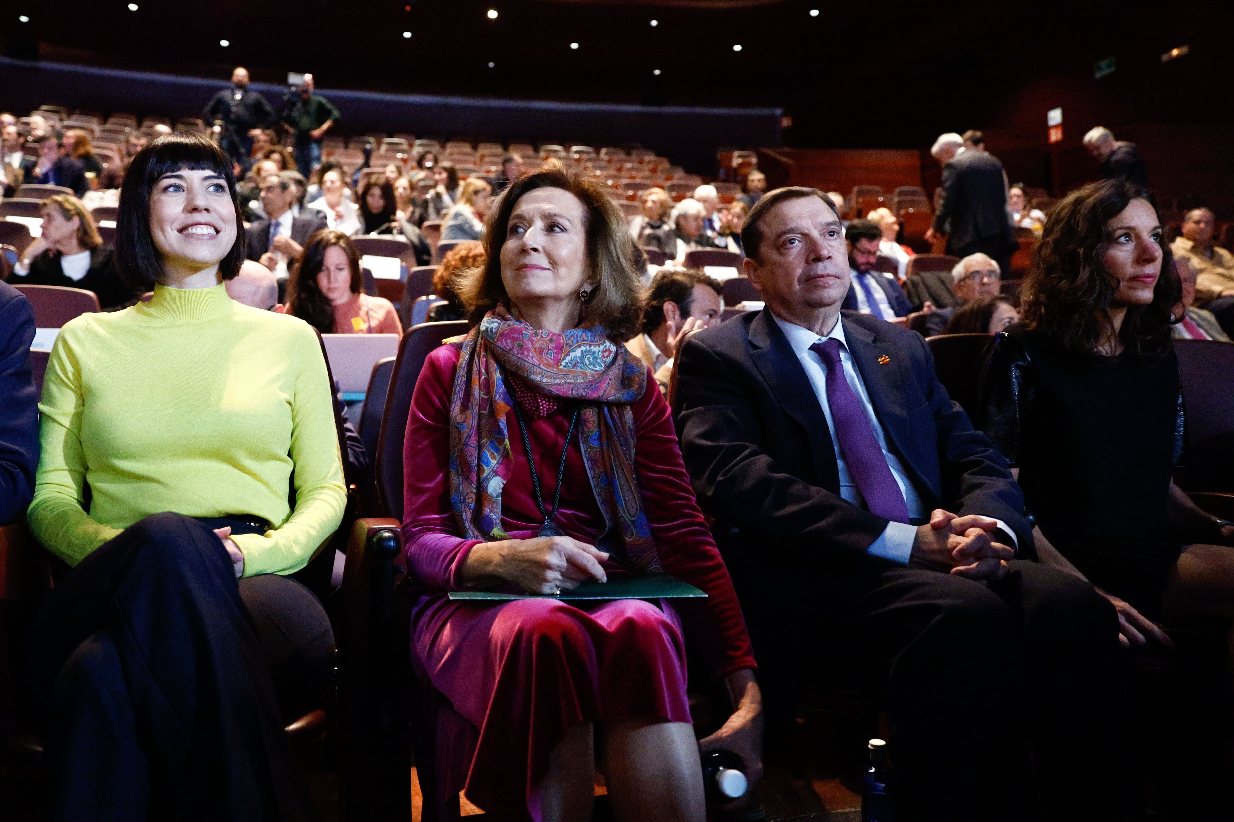 El ministro de Agricultura, Pesca y Alimentación, Luis Planas, la presidenta de la Real Academia de Gastronomía, Lourdes Plana (c), y la ministra de Ciencia e Innovación, Diana Morant (i), a su llegada al acto de entrega de los 47º Premios Nacionales de Gastronomía.