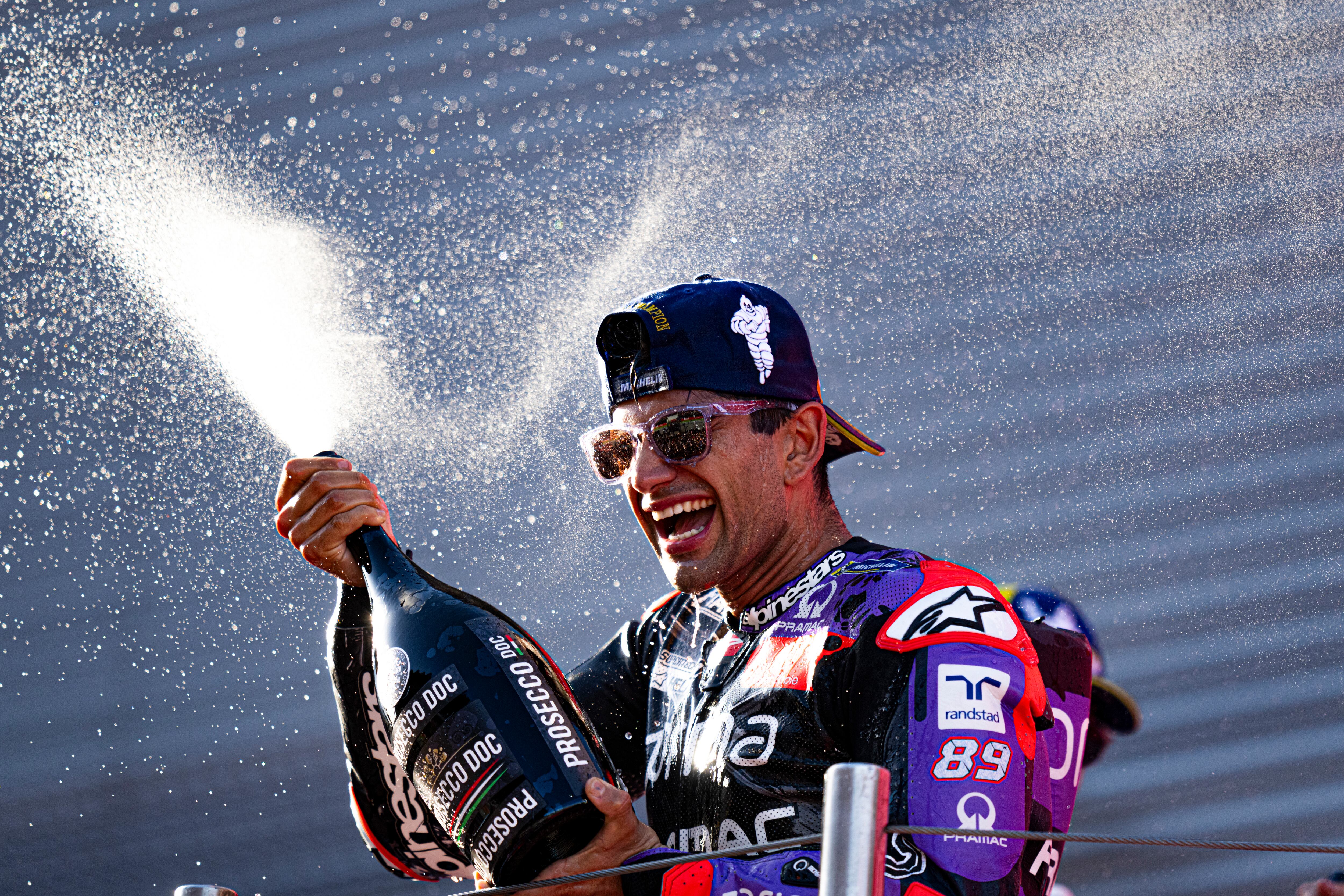 MONTMELÓ (BARCELONA), 17/11/2024.- El español Jorge Martín celebra tras su conquista del Campeonato del Mundo al quedar tercero en el Gran Premio Barcelona Solidaridad de MotoGP celebrado en el circuito de Montmeló, este domingo. EFE/ Siu Wu
