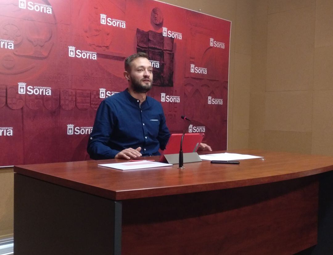 Manu Salvador, concejal de Deportes, en rueda de prensa.