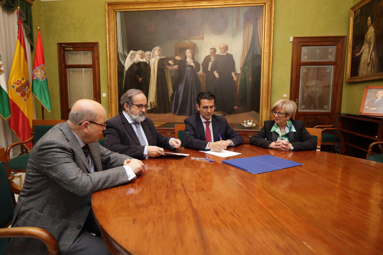 Firma de cesión de espacio municipal para sede del Consorcio IFMIF-DONES en Granada. En la foto, el concejal de Ciencia, Paco Herrera; el director del consorcio, Ángel Herrera; el alcalde, Paco Cuenca, y la concejala de Cultura, María de Leyva