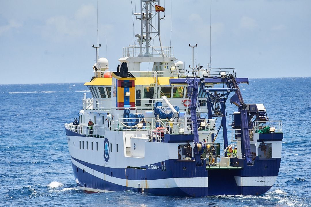 Momento en el que el buque oceanográfico &#039;Ángeles Alvariño&#039; parte del puerto de Santa Cruz de Tenerife