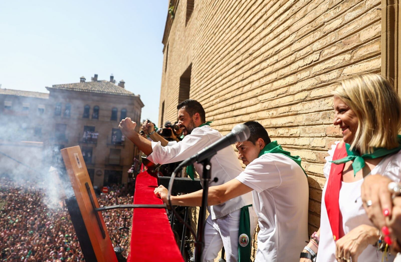 Raúl Bernal celebra tras lanzar el cohete anunciador de San Lorenzo 2023.