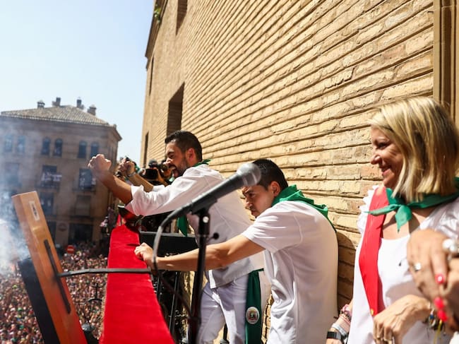 Raúl Bernal celebra tras lanzar el cohete anunciador de San Lorenzo 2023.