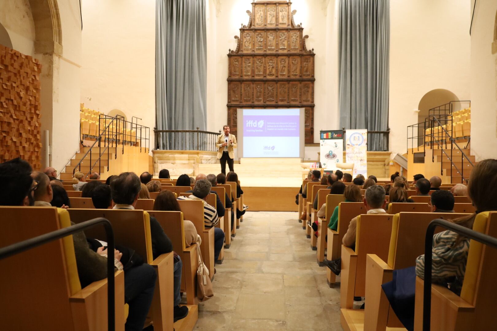 Úbeda acoge la charla del coach y orientador familiar Juan Carlos Luque