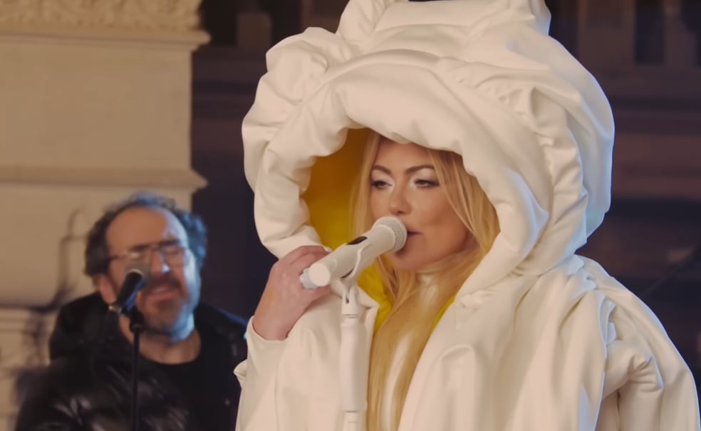 Amaia Montero durante el videoclip de 'Todos estamos bailando la misma canción'