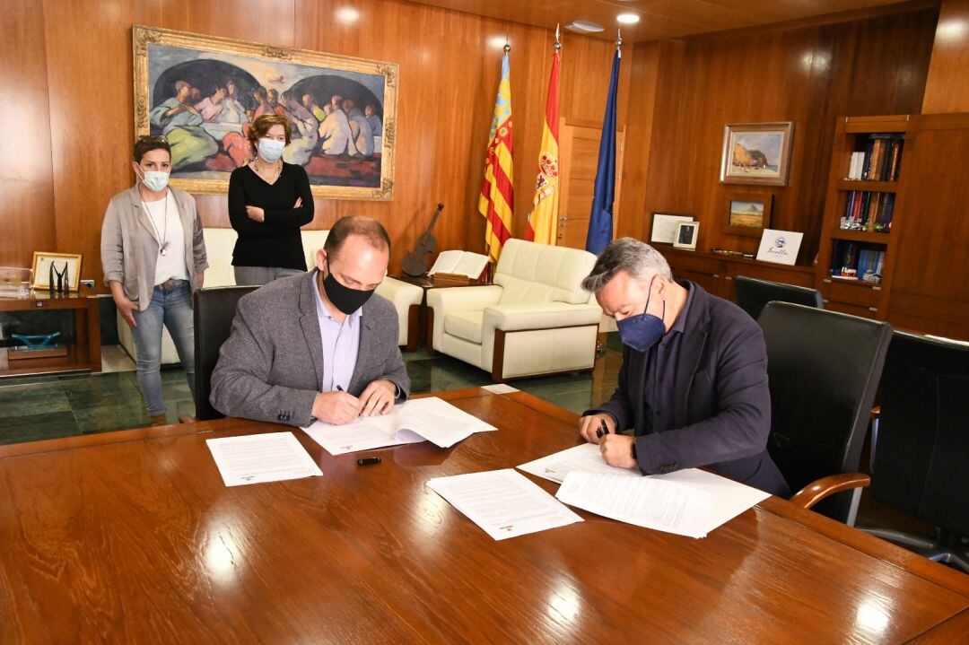 Momento de la firma del convenio.