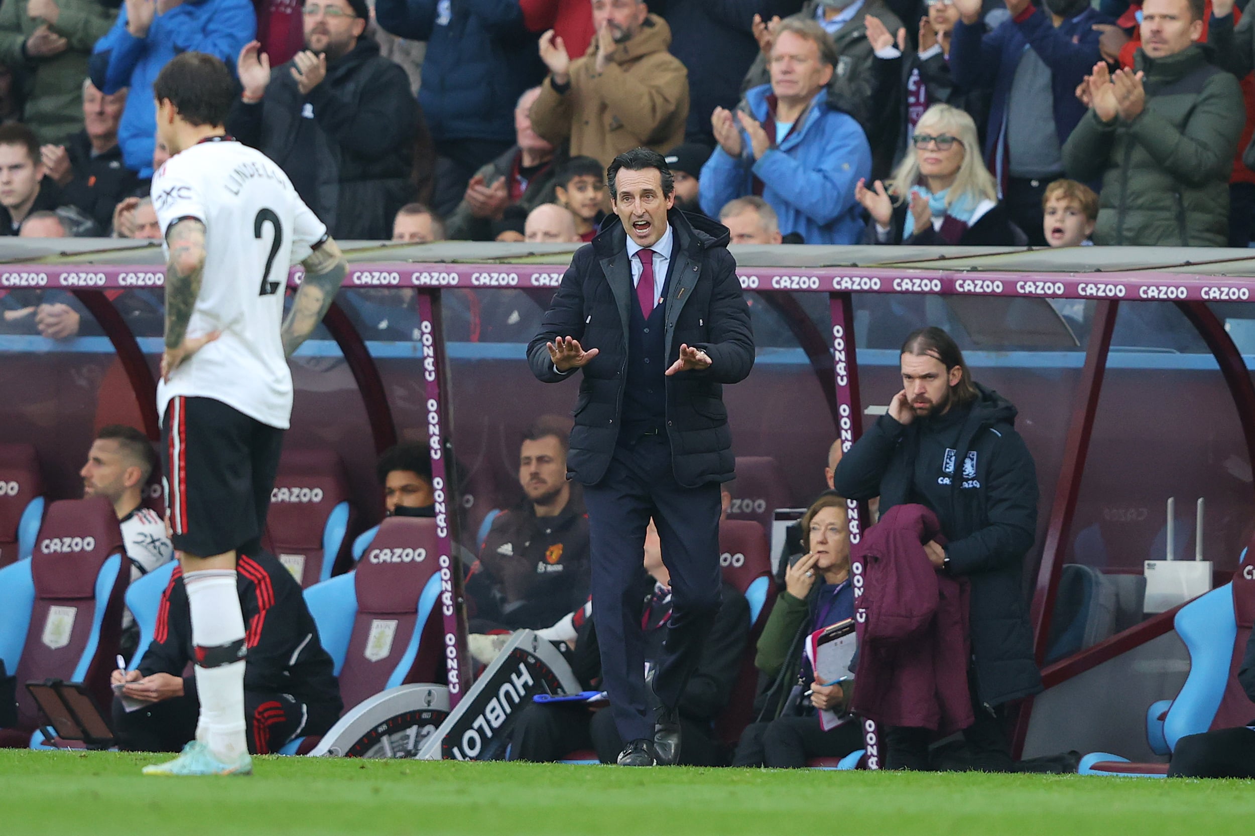 Unai Emery, en el banquillo de Villa Park.