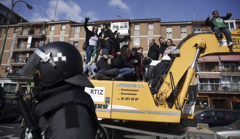 Una decena de personas subida a la grúa durante el derribo