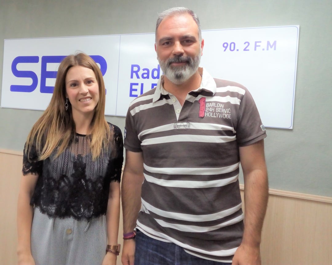 Los maestros Laura Sánchez y Francisco Barceló, en el estudio de Radio Elda SER