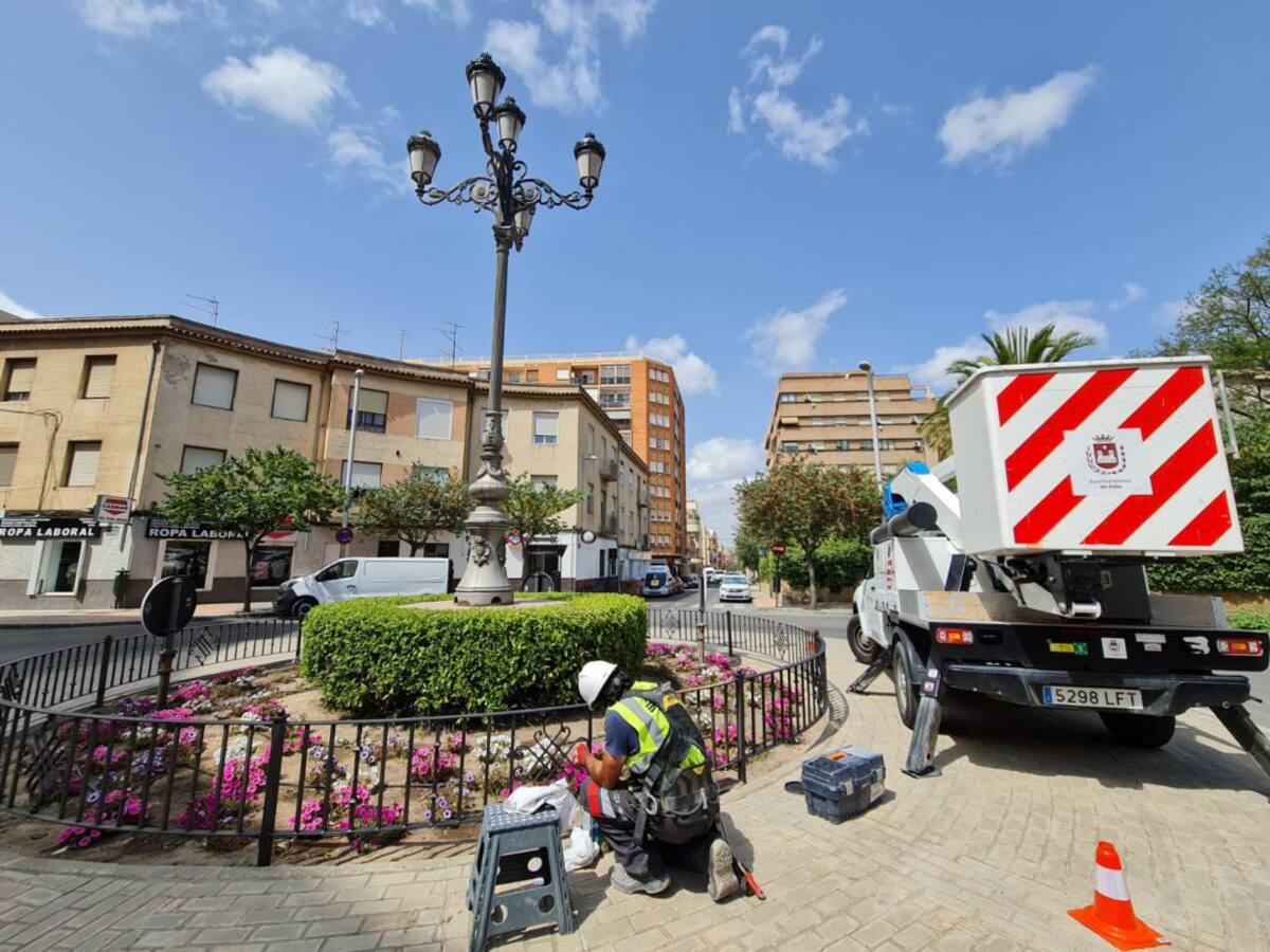Elda inicia la restauración de La Farola con la instalación de tecnología LED y una nueva pintura