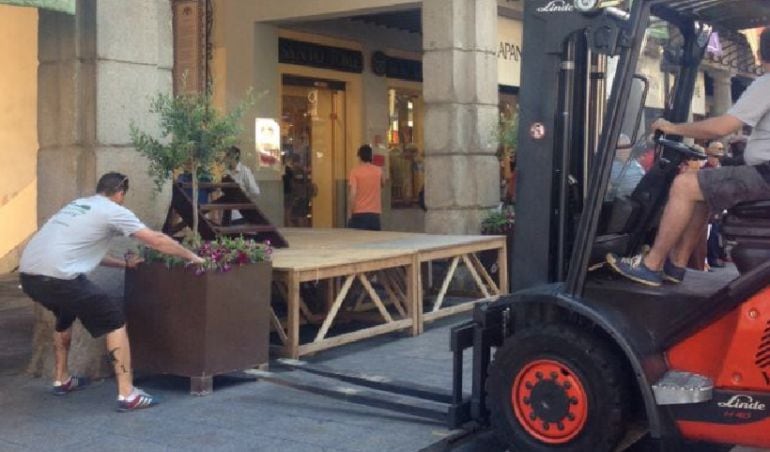 Operarios trabajando en la preparación del Corpus de Toledo
