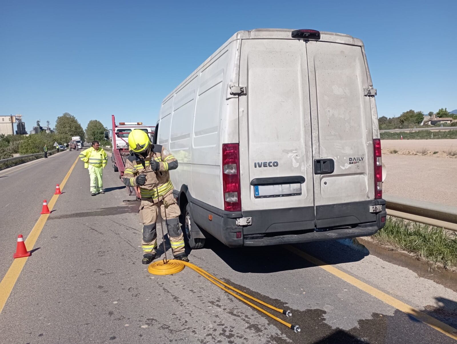 Furgoneta que prendía fuego en la N-240 y se saltaban sus airbag