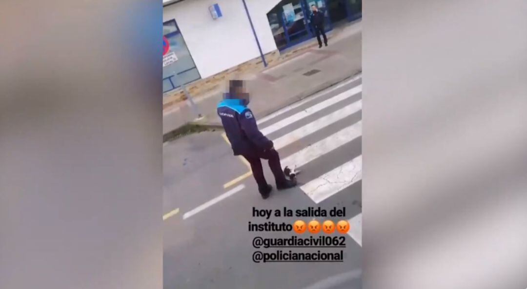 Momento en el que el policía aparta con el pie al gato herido