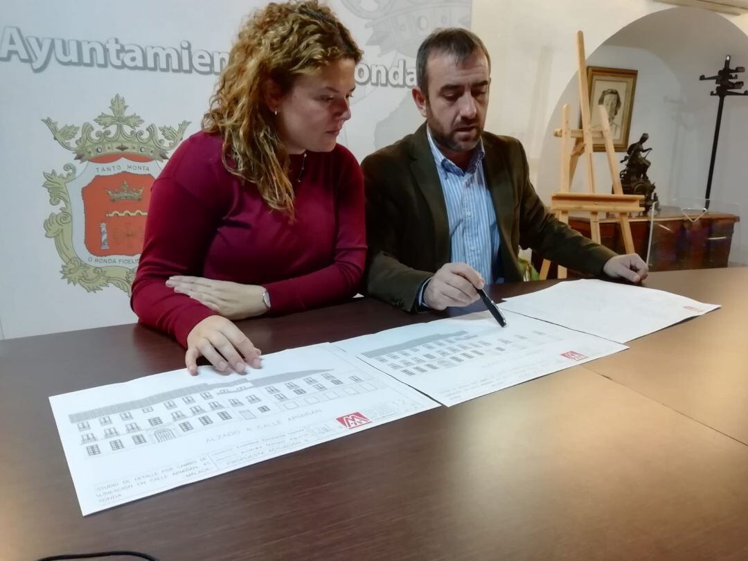 Teresa Valdenebro, alcaldesa de Ronda, junto al delegado municipal de Economía, Francisco Márquez.