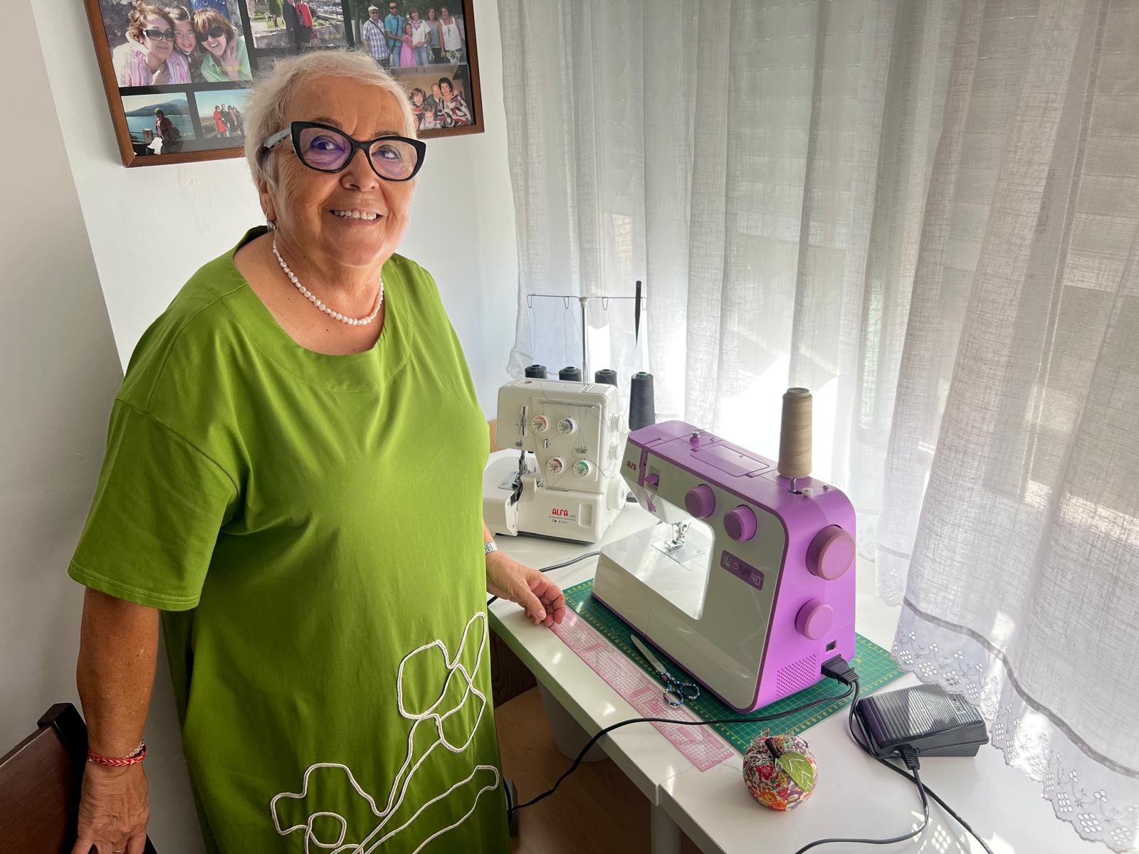 Cesi Pastor, la costurera que enseña puntadas y paciencia en Lo Campano y sueña con coser para Caprile