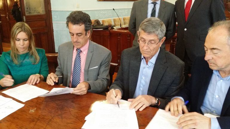 Francisco Martín y Ángel Díaz Munío firman la recepción del PSIR.