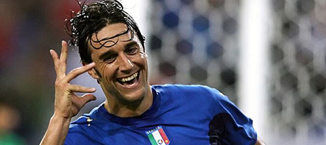 Luca Toni celebra un gol con Italia