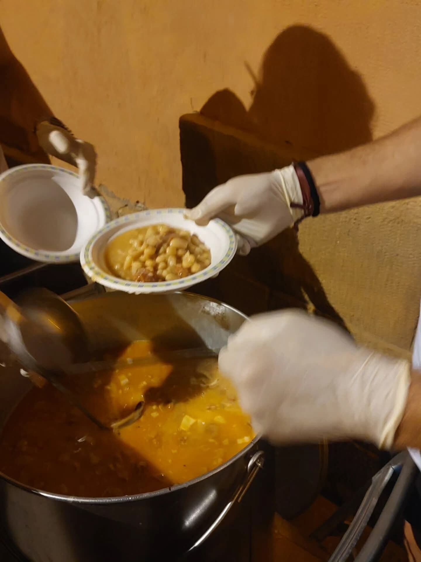 Reparto de las tradicionales judías entremuranas. Foto: Barrio del Entremuro