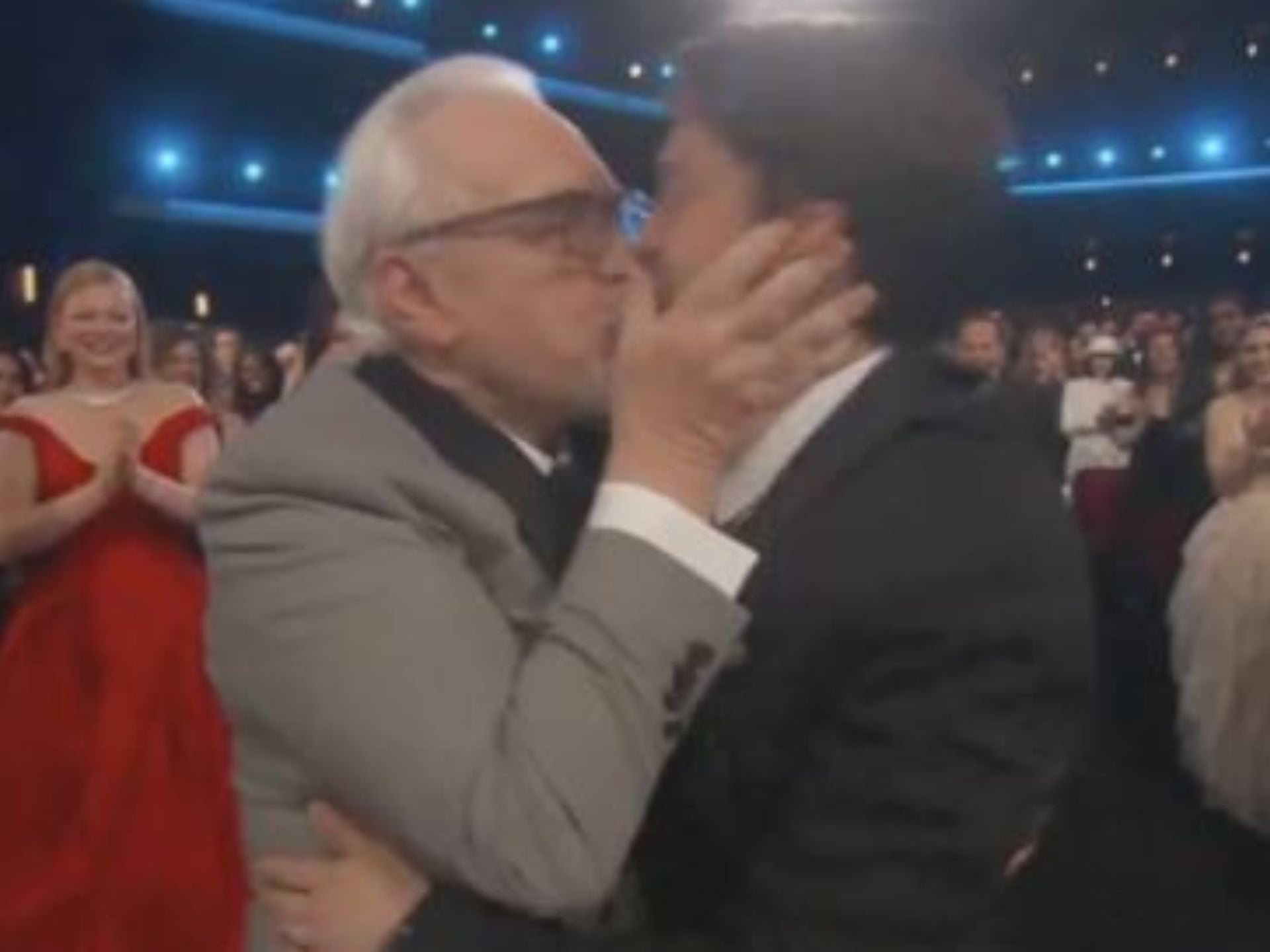 Kieran Culkin y Brian Cox se besan en los labios en la gala de los Premios Emmy 2023.