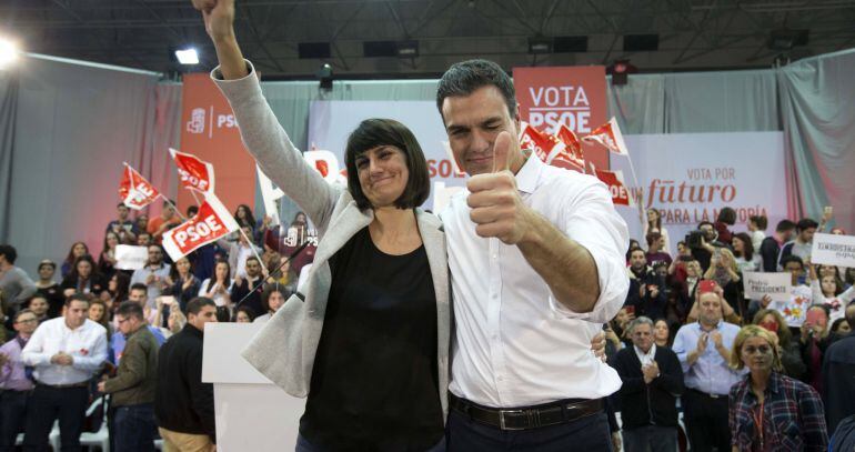 El candidato a la presidencia del gobierno por el Partido Solialista, Pedro Sánchez (d), acompañado por la cabeza de lista por Murcia, María González, durante el mitin en el Pabellón Principe de Asturias de Murcia.