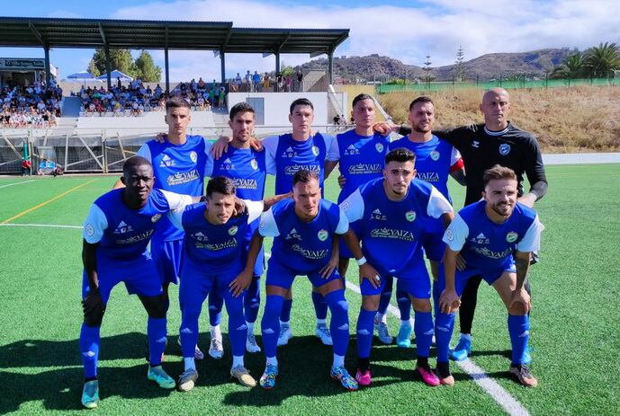 Equipo inicial del Unión Sur Yaiza en el campo del Villa Santa Brígida.
