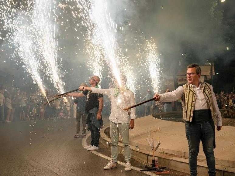 Clavarios de San Onofre durante la tradicional Passejà en Quart de Poblet (Valencia)