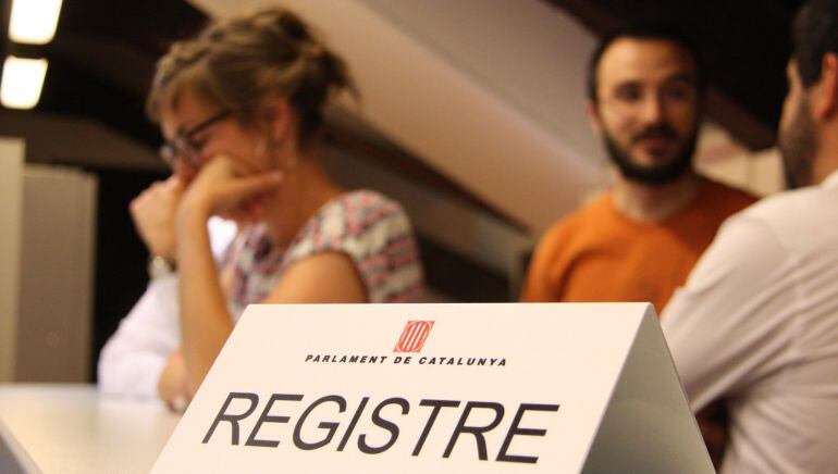 Els diputats de la CUP i JxSí, presentant al registre del Parlament el projecte de llei que regula l&#039;Agència de Protecció Social