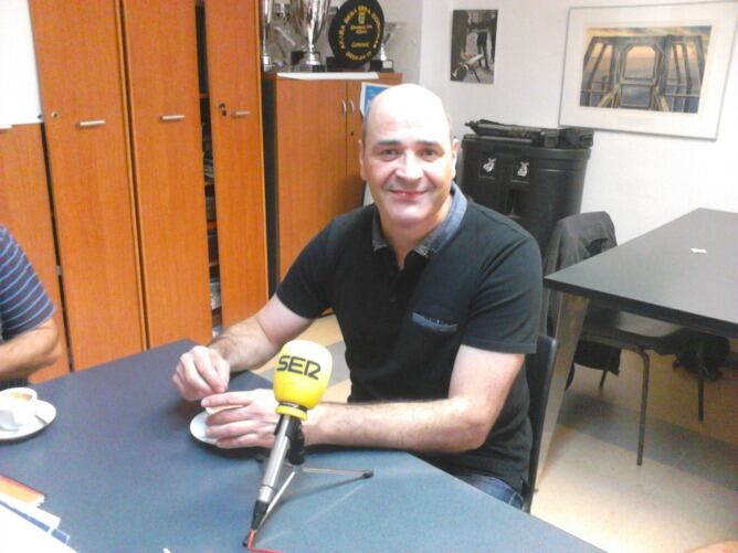 El entrenador Aitor Etxaburu comparte un café con los medios de comunicación en las oficinas del club en Bidebieta