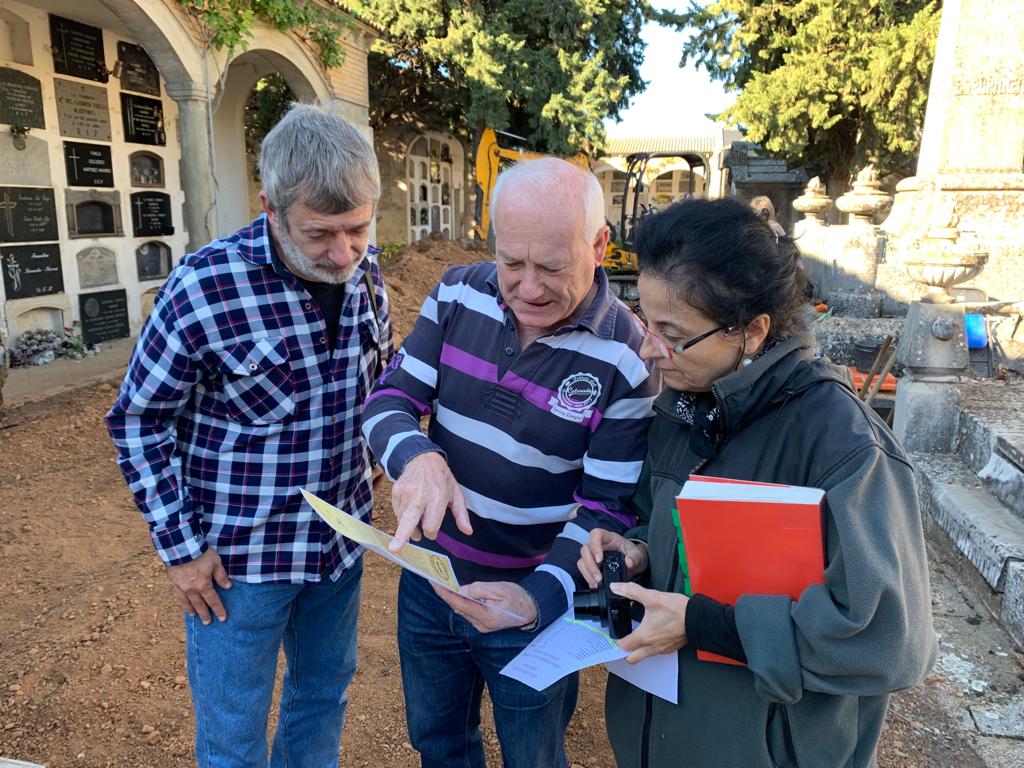 Josu Larrea (sobrino de Pedro Asua), revisando anotaciones jutno a Esteban Gómez y Lourdes de la Sociedad de Ciencias Aranzadi durante la exhumación en el cementerio de Jaca