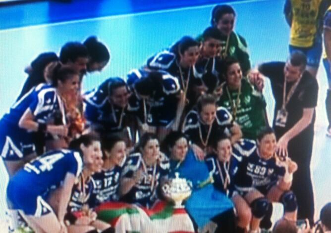Imagen sacada de la televisión del momento en el que las donostiarras reciben el título de campeonas.