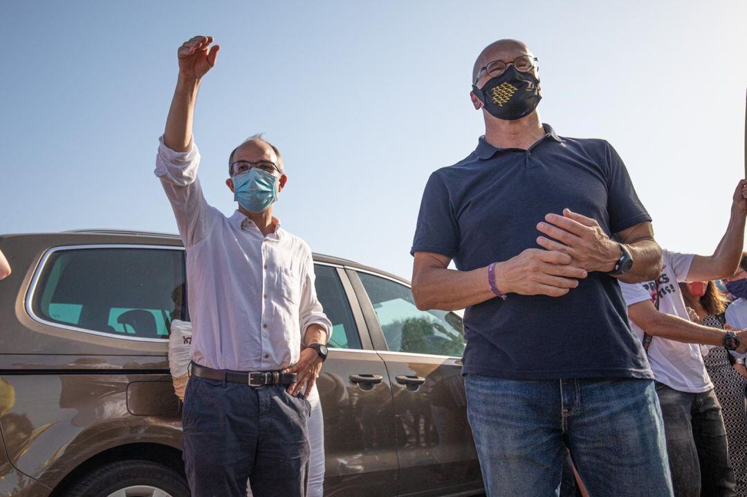 Los exconsellers Raül Romeva y Jordi Turull, antes de entrar en la cárcel de Lledoners tras suspender el juez su tercer grado. A 28 de julio de 2020.