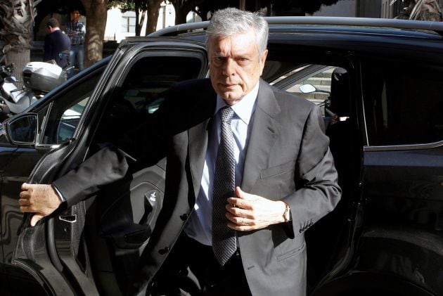 El expresidente de la CAM, Modesto Crespo a su llegada a la Audiencia Provincial de Alicante, donde comienza el juicio acusados de apropiación indebida y administración desleal por el cobro de 600.000 euros en dietas