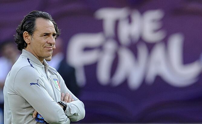 El seleccionador italiano Cesare Prandelli observa el entrenamiento de la selección en el estadio Olímpico de Kiev, Ucrania, el sábado, 30 de junio de 2012.