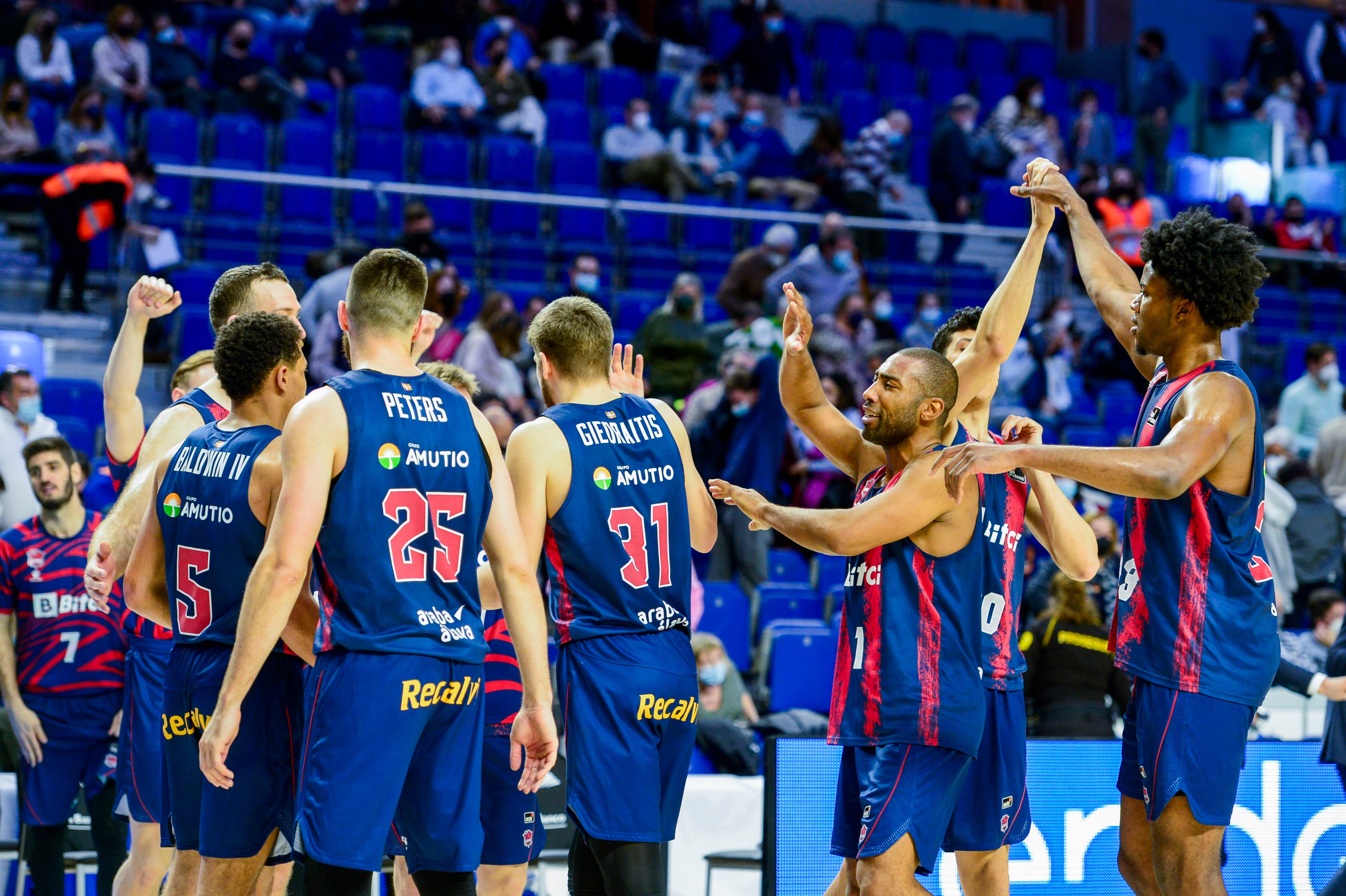 MADRID, 06/03/2022.- Los jugadores del Baskonia celebran su victoria contra el Real Madrid, tras el partido de la jornada 23 de Liga ACB que se juega este domingo en el Palacio de los Deportes de la Comunidad de Madrid. EFE/Víctor Lerena