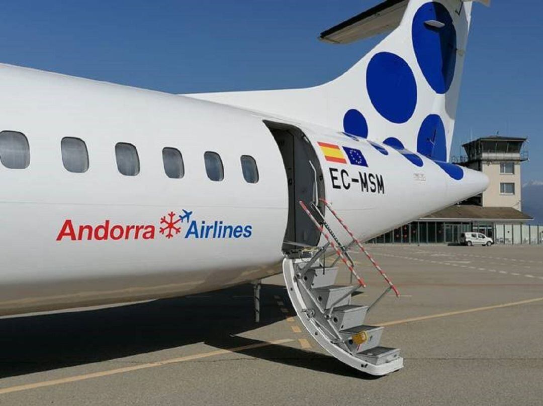 Un avió d'Andorra Airlines aterra a l'aeroport de la Seu d'Urgell.