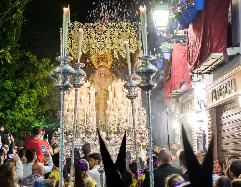 Fotografía de la Semana Santa de 2017: el paso de palio de la Virgen de la Estrella en Plaza Larga