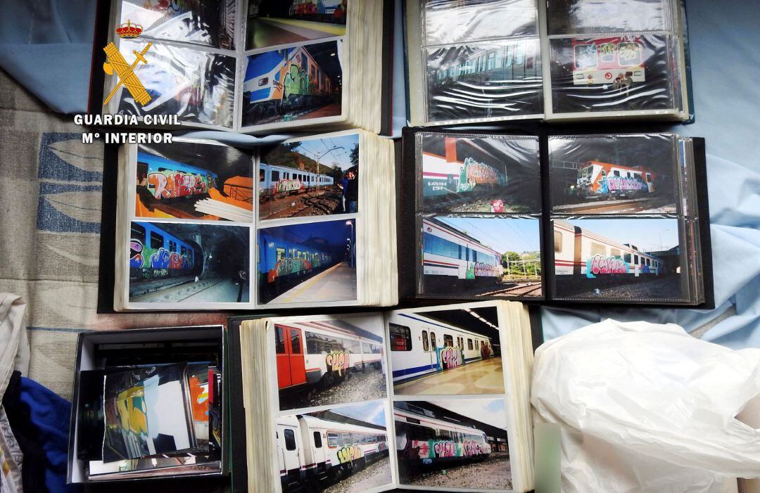 Fotografía facilitada por la Guardia Civil que muestra los diferentes vagones de tren que han sido pintados con grafitis. 