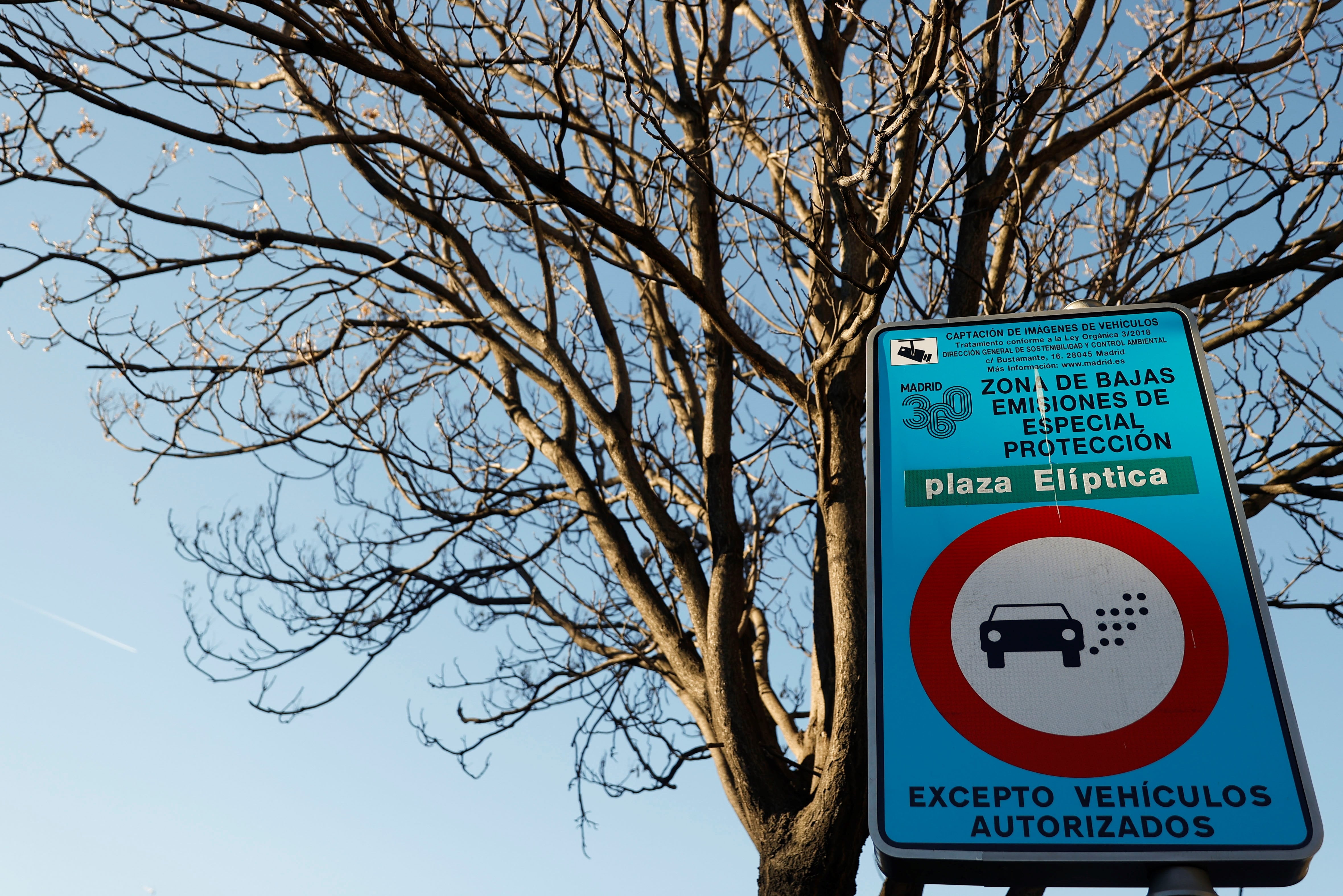 Fotografía de archivo fechada el 21 de febrero de 2022 que muestra un cartel del sistema de control automatizado del tráfico en Madrid. La Sección Segunda de la Sala de lo Contencioso-Administrativo del Tribunal Superior de Justicia de Madrid (TSJM) ha anulado este martes una serie de modificaciones de la Ordenanza de Movilidad Sostenible del Ayuntamiento de Madrid en las que se define el ámbito de la Zona de Bajas Emisiones (ZBE) en todo el municipio. EFE/ Mariscal