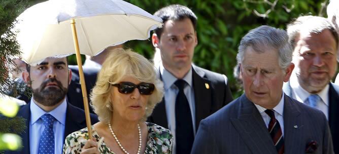 El Príncipe de Gales, Carlos, junto a su esposa, Camila, Duquesa de Cornualles, pasean por los jardines del Real Alcázar, durante su visita a Sevilla.